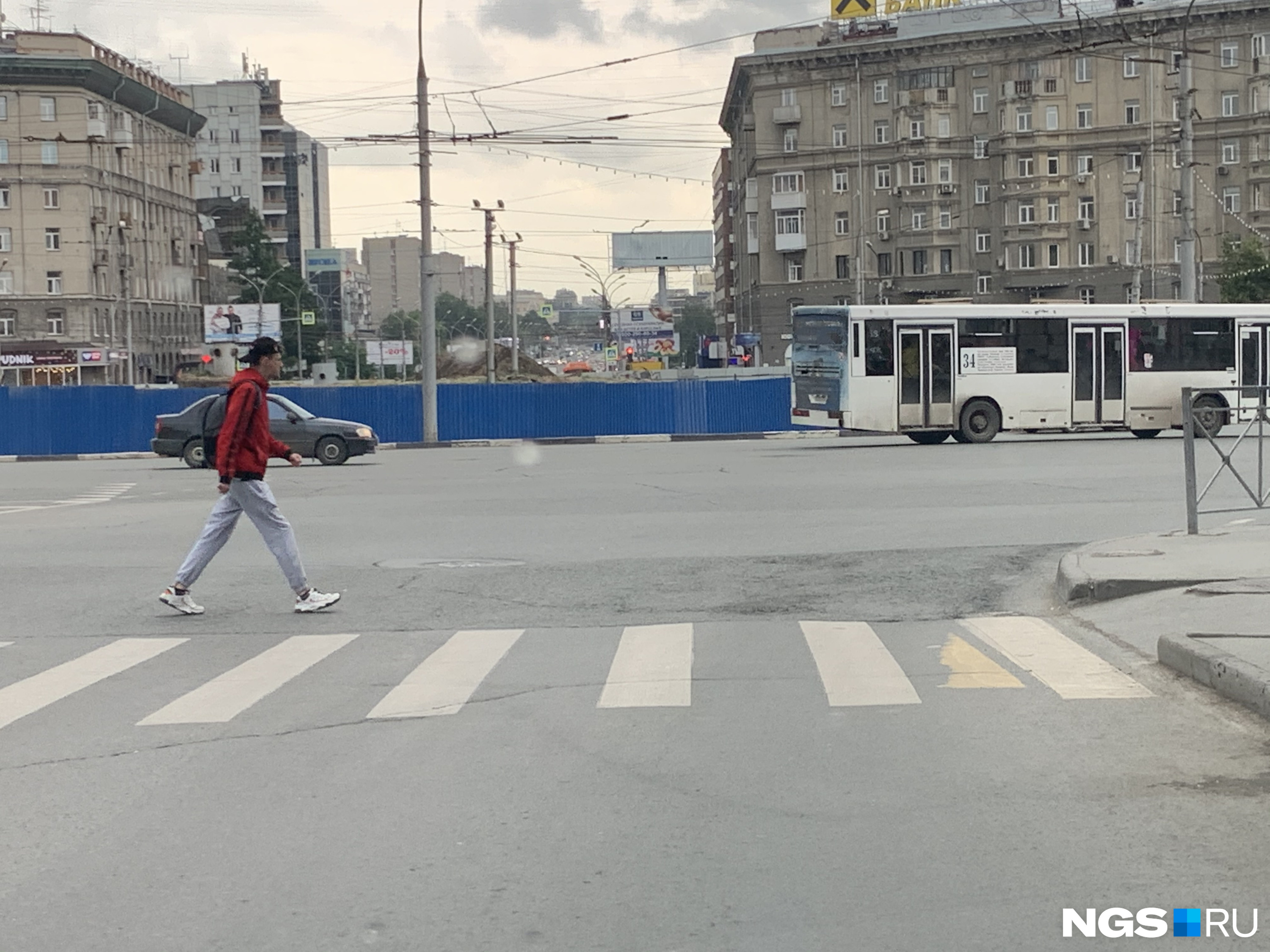 путепровод по проспекту машиностроителей, г. статуэтка родина мать мамаев-курган. коттедж спб проспект ветеранов. локан проспект ветеранов. дорога три полосы.