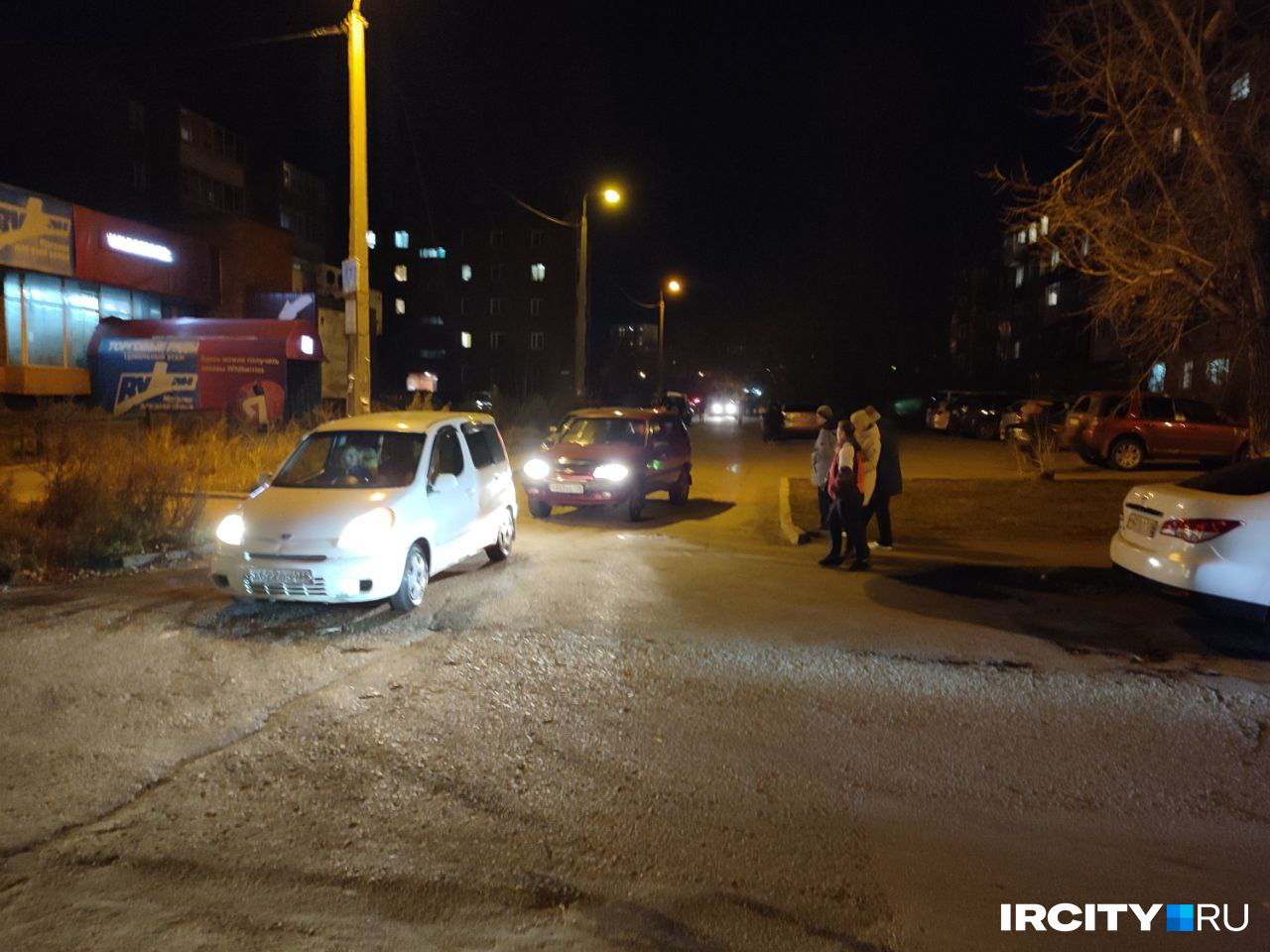 Вечером 23 октября Ново-Ленино стал центром Иркутска — сюда приезжали люди даже из других районов города Вечером 23 октября Ново-Ленино стал центром Иркутска — сюда приезжали люди даже из других районов города