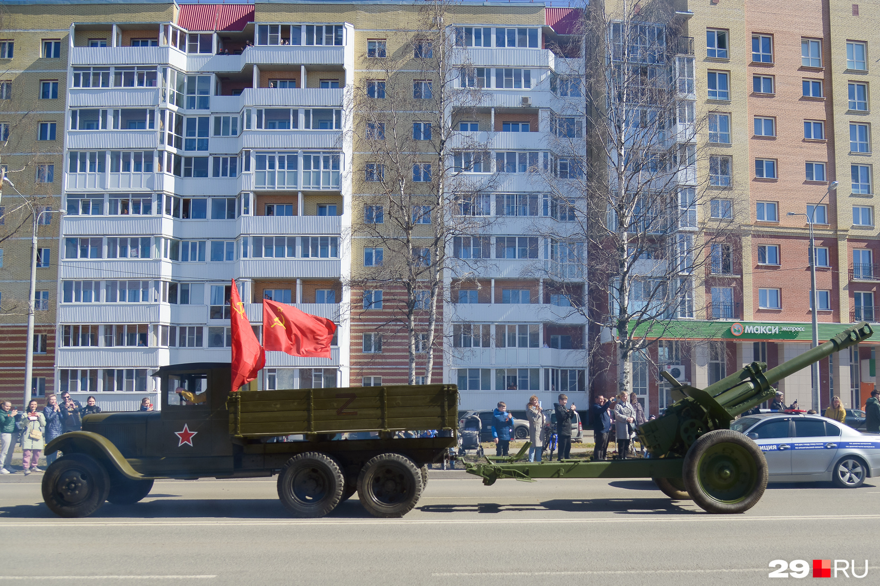 Помимо советских флагов на технику нанесли буквы Z Помимо советских флагов на технику нанесли буквы Z