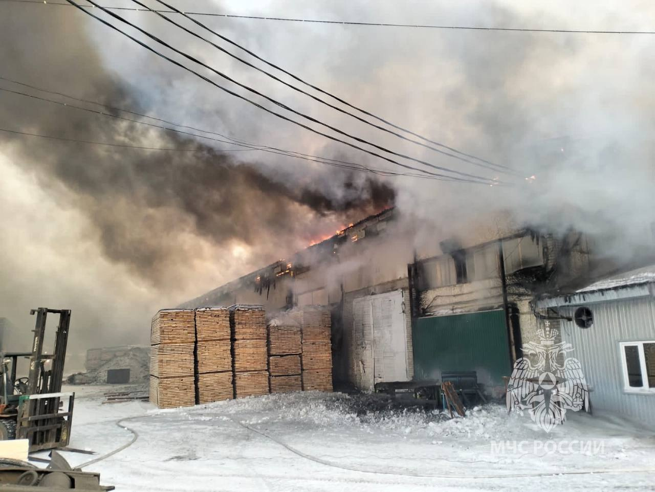 Крупный пожар тушат на территории лесоперерабатывающего предприятия в Усть-Илимске