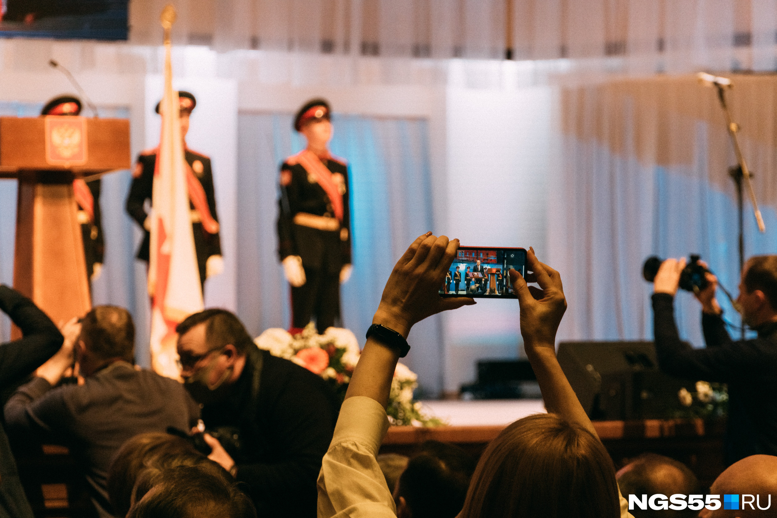 Гости стремились запечатлеть исторический момент на камеры своих телефонов