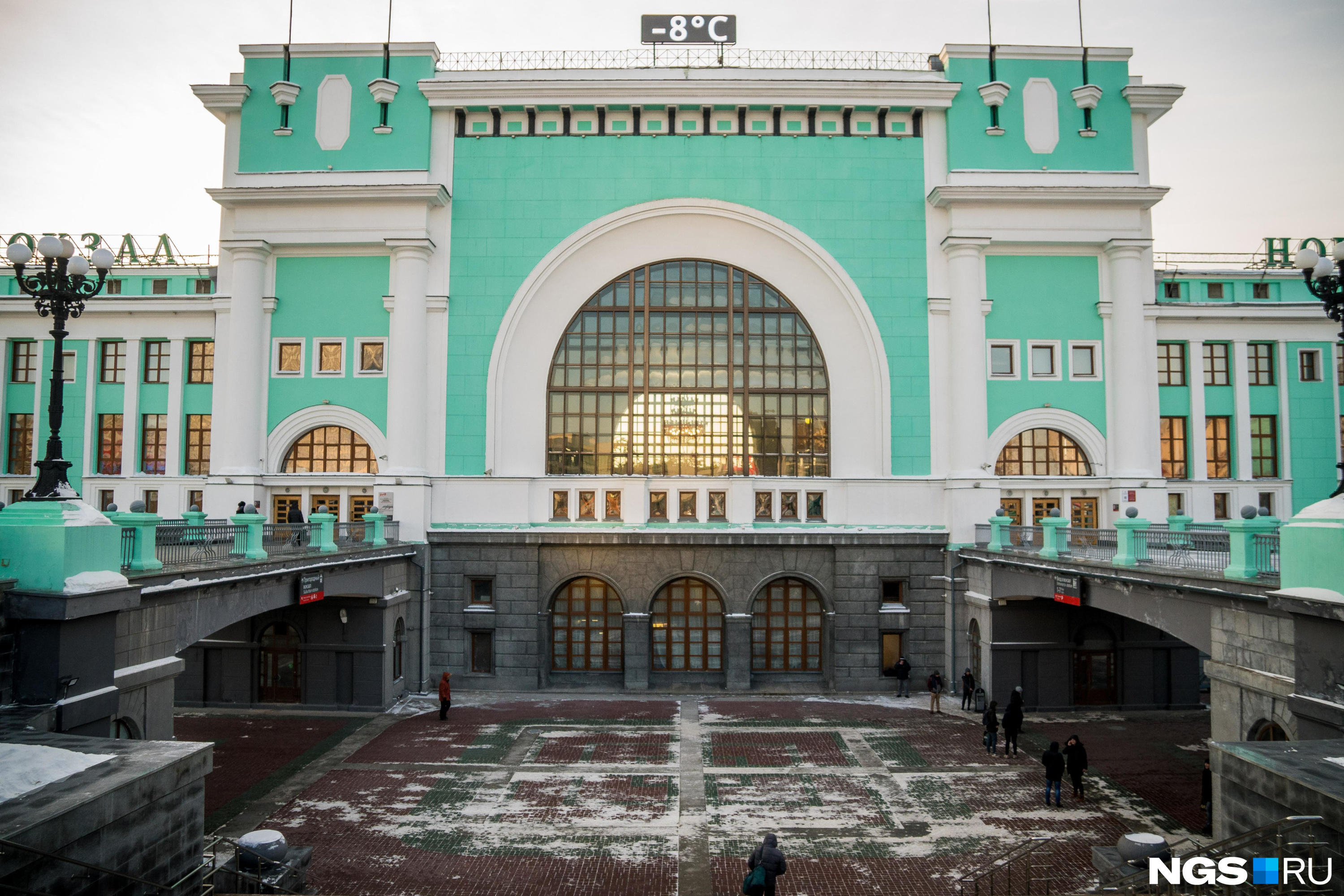 Новосибирский вокзал главный. Вокзал железнодорожной станции Новосибирск-главный. Новосибирский главный вокзал главный Новосибирск. Ж Д вокзал Новосибирск главный.
