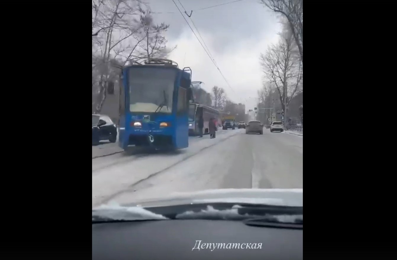 Прокуратура проведет проверку из-за сошедшего с рельсов трамвая в Иркутске