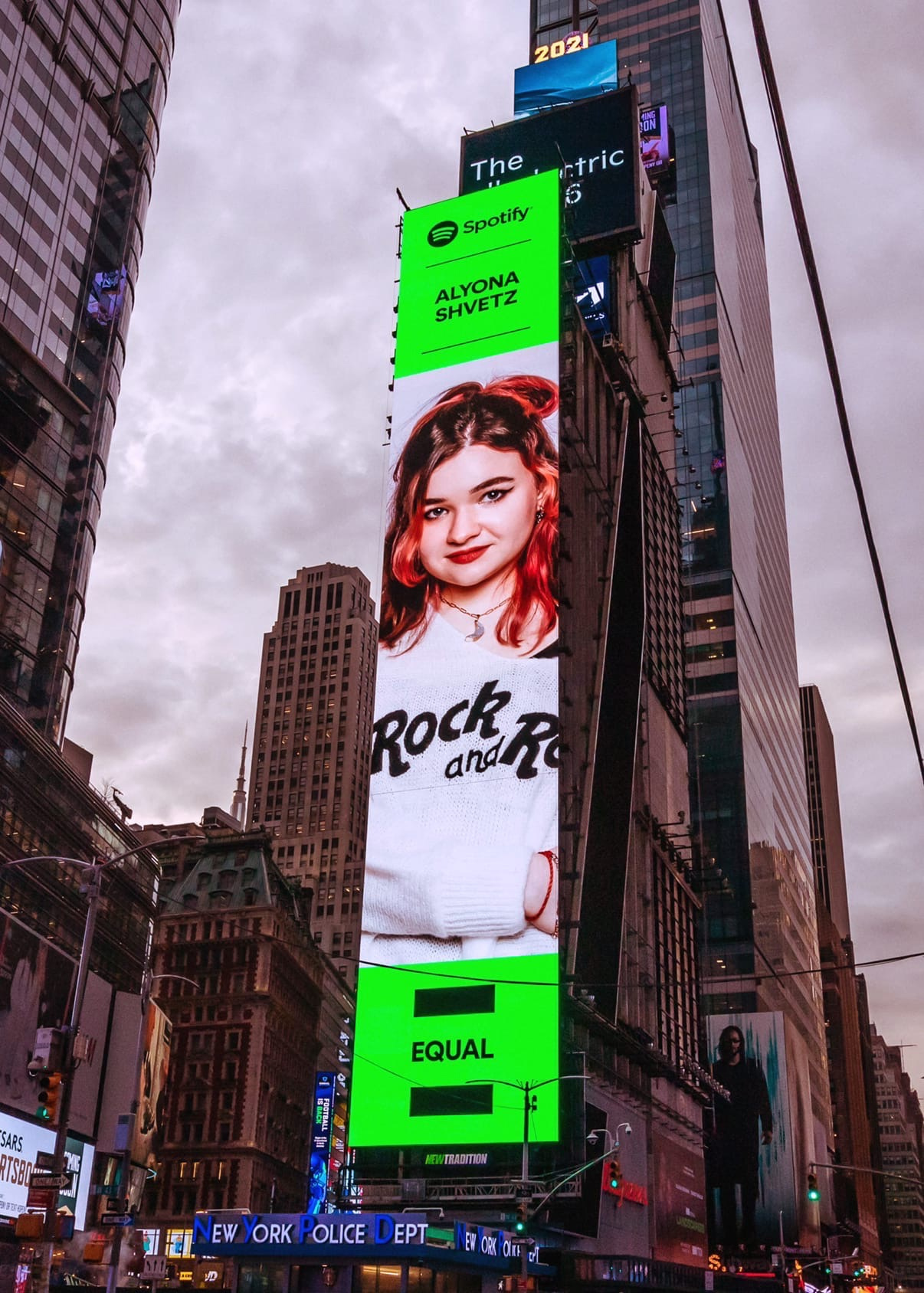 Билборд с портретом Алёны Швец появился на небоскребе в Нью-Йорке