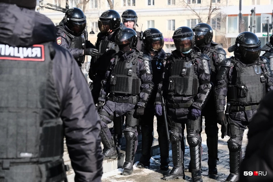 Силовики на акции у пермского ЦУМа Силовики на акции у пермского ЦУМа