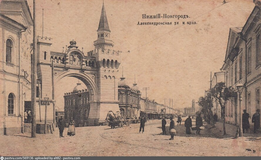 Владимир Пегов сравнил современное фото и снимок XIX века. Ярморочная больница видна справа Владимир Пегов сравнил современное фото и снимок XIX века. Ярморочная больница видна справа
