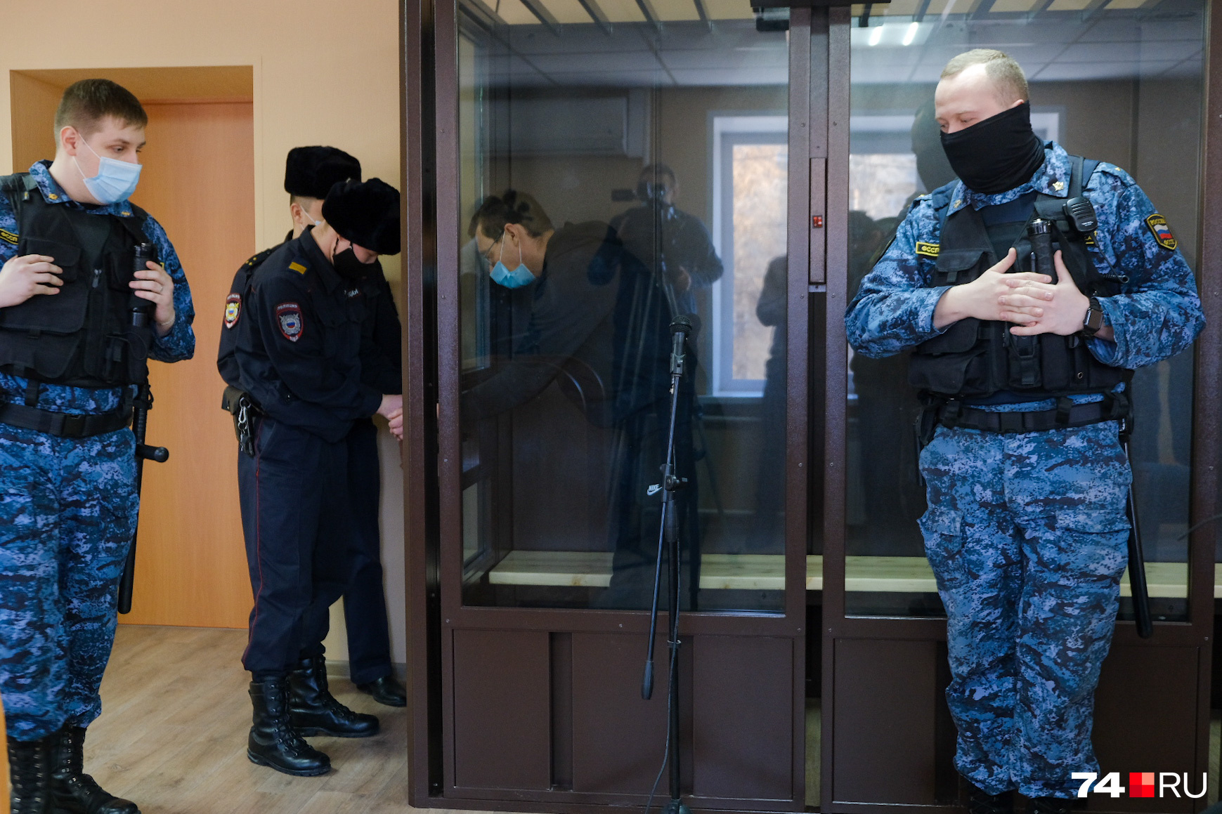 Его завели в стеклянный бокс Его завели в стеклянный бокс