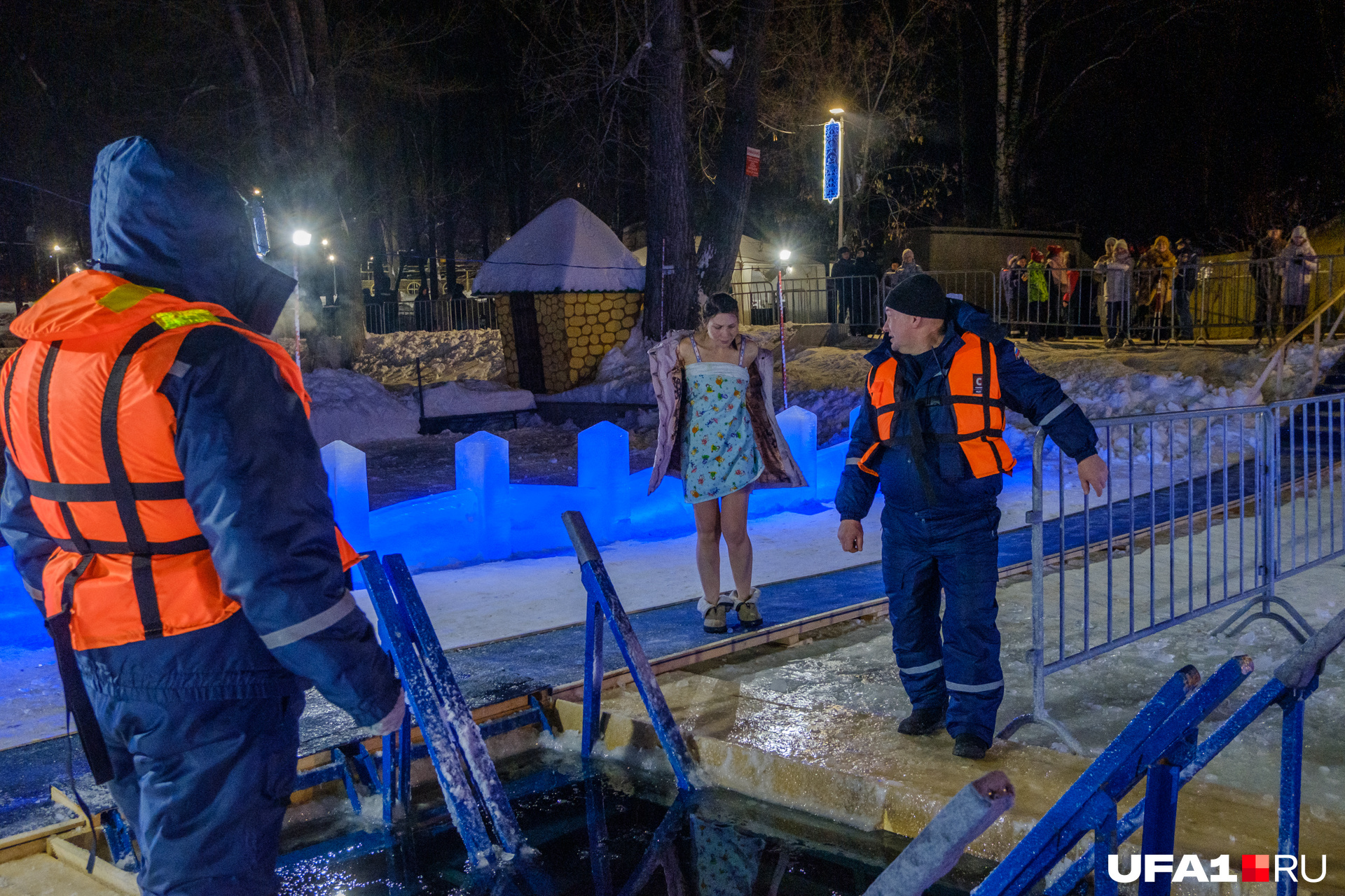 Многим помогали входить в прорубь спасатели