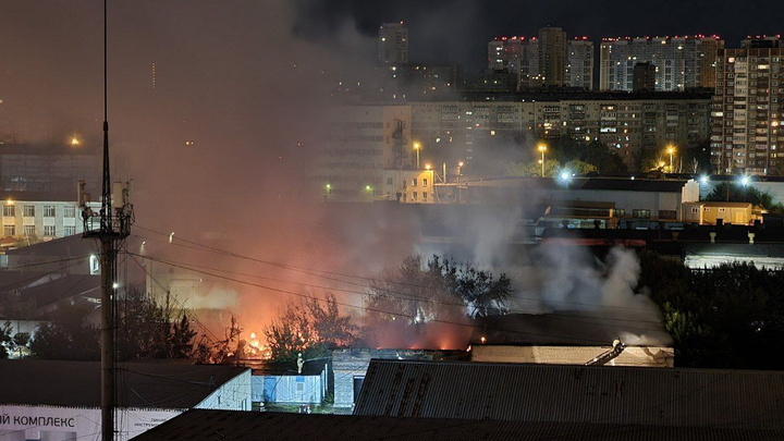 С огнем бились два часа: все подробности ночного пожара в промзоне на Комсомольской