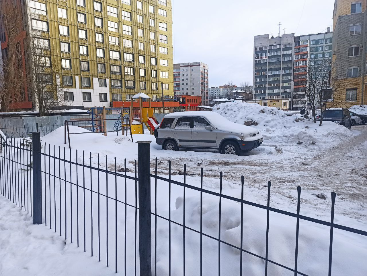 Жильцы Ломоносова, 90 жалуются, что с территории соседнего дома не убирают снег у забора — весной он стекает в подвал