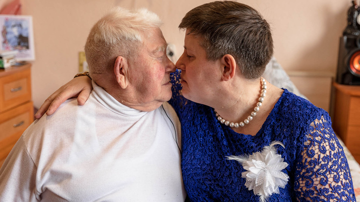 «Виктор Алексеевич и Людочка». 86-летний мужчина нашел молодую жену в доме престарелых — посмотрите, как они живут