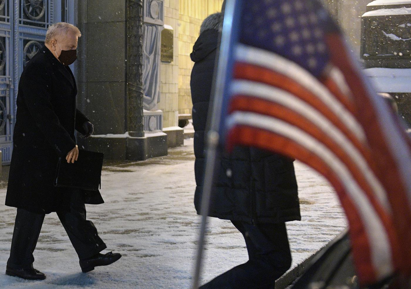 Посол США в России Джон Салливан покидает здание МИД России. Посол США привез в МИД России ответ на российские требования о гарантиях безопасности
