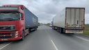 Водитель бетономешалки погиб на новосибирской трассе: вышел из машины и попал под грузовик