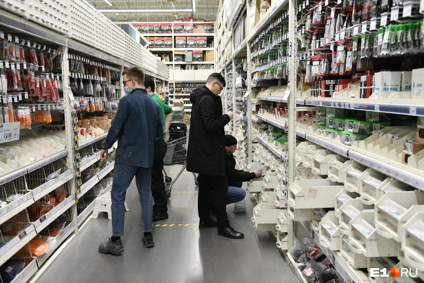 Даже в первой половине рабочей субботы в магазине было весьма оживленно