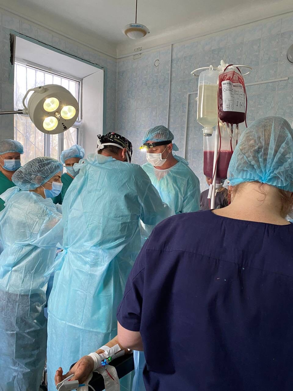 Бригада хирургов за работой в операционной