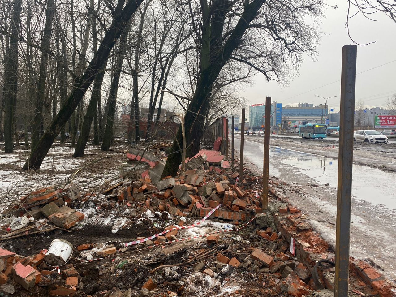 В Петербурге возбудили уголовное дело из-за сломанной ограды мясокомбината  им. Кирова 24 января 2023 г. - 24 января 2023 - ФОНТАНКА.ру