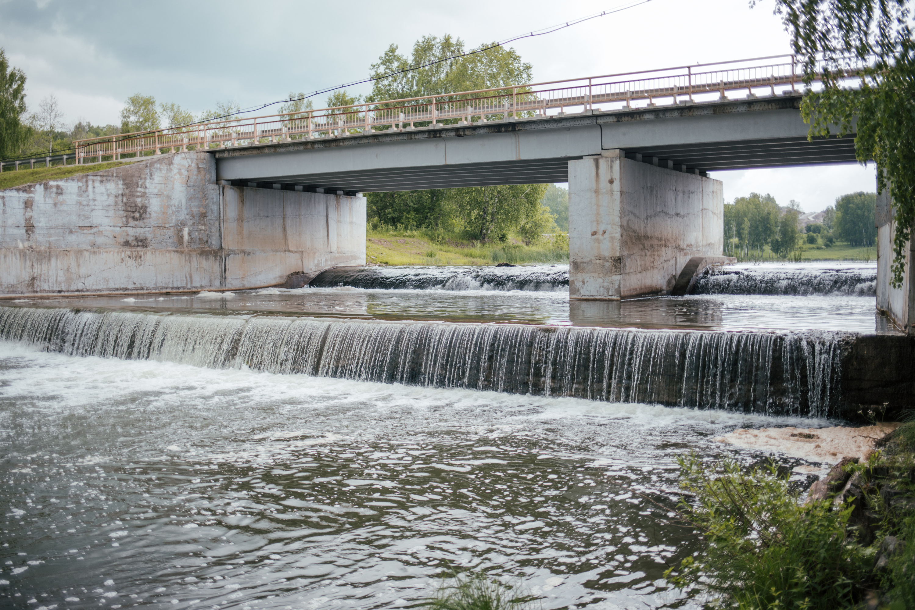 О том, что впереди водопад, можно догадаться по шуму воды О том, что впереди водопад, можно догадаться по шуму воды
