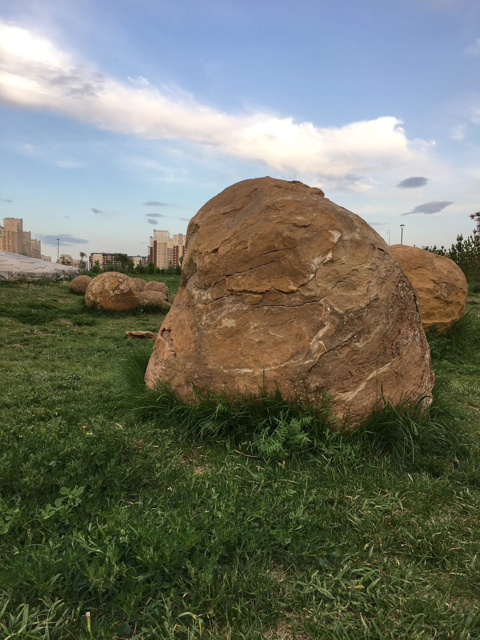 В саду можно погулять и сделать снимки на память В саду можно погулять и сделать снимки на память