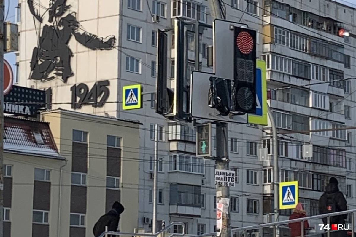 Новые светофоры на пересечении Победы и Молодогвардейцев спровоцировали пробки, и <a href="https://74.ru/text/transport/2021/12/19/70326923/" class="_ io-leave-page" target="_blank">дополнительные секции их закрыли</a> после шквала жалоб Новые светофоры на пересечении Победы и Молодогвардейцев спровоцировали пробки, и <a href="https://74.ru/text/transport/2021/12/19/70326923/" class="_ io-leave-page" target="_blank">дополнительные секции их закрыли</a> после шквала жалоб