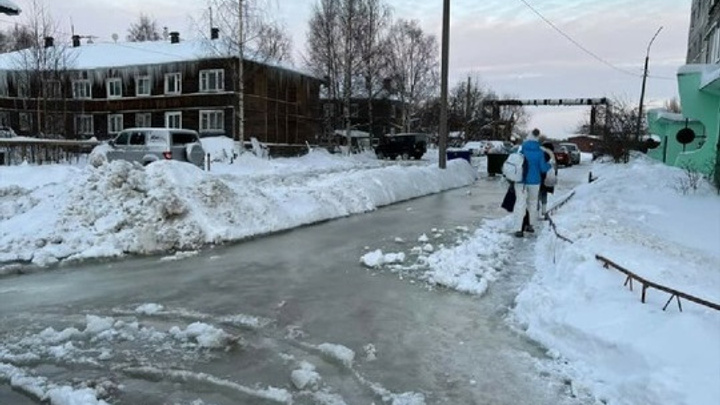 В Архангельске затопило улицу Чкалова. В «Росводоканале» сообщили, что причина в сломанном гидранте