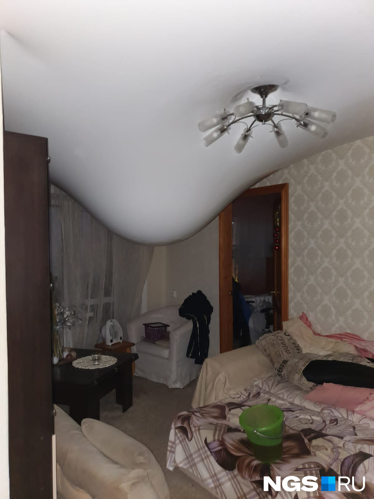 Соседей Дмитрия спас натяжной потолок: без него квартире в буквальном смысле пришел бы конец
