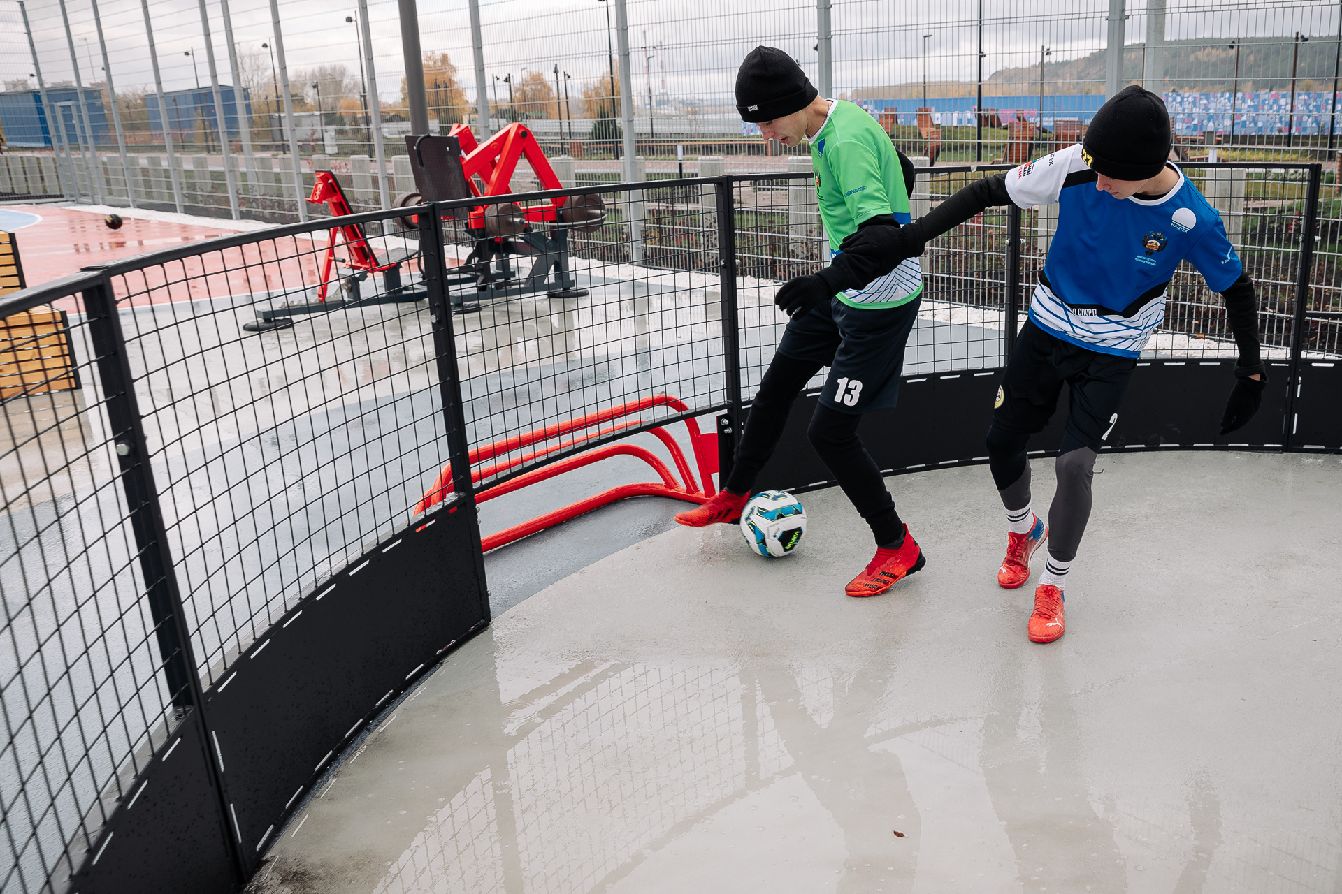 На спортивных площадках можно заниматься мини-футболом, баскетболом, панна-футболом, воркаутом