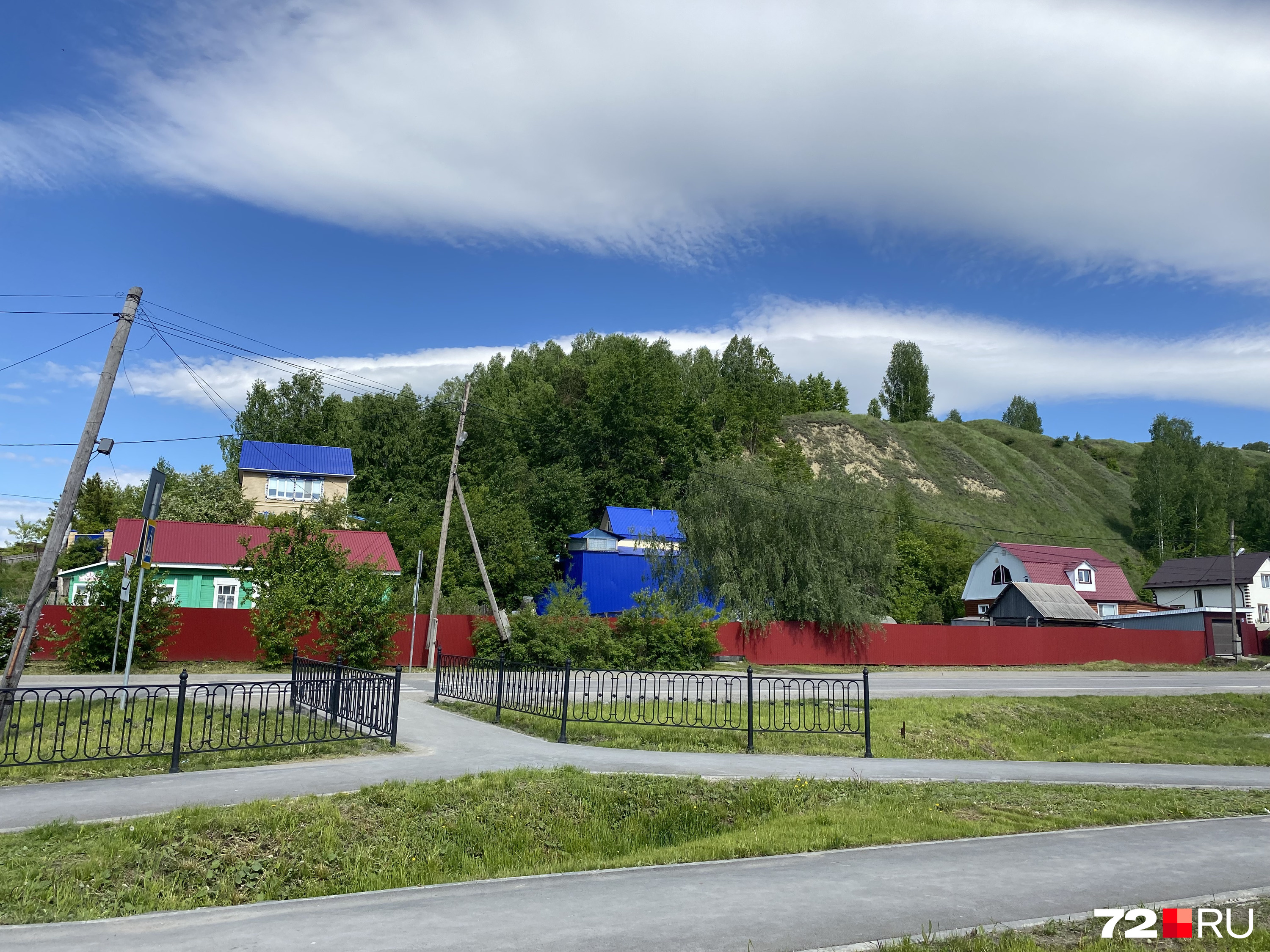 Местами Тобольск напоминает небольшую уютную деревню: поют птицы, пахнет свежескошенной травой
