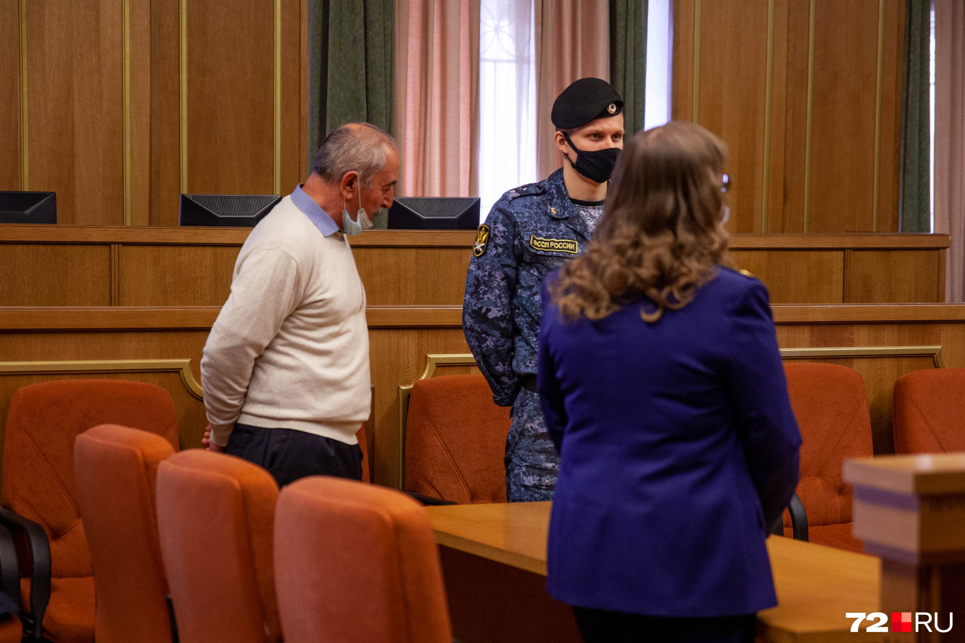 Стороны обвинения и потерпевших. Во время оглашения Шушанов-старший молча стоял, периодически поглядывая на подсудимых и качая головой