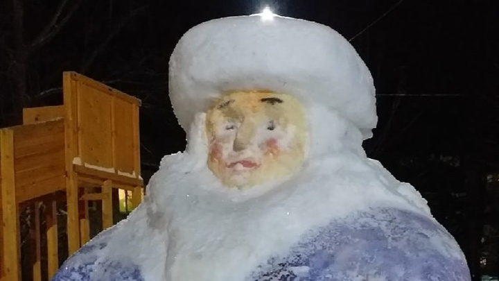 Тоболяки возмутились толстой снегурочке из снега: «Страшнейшая бабища»