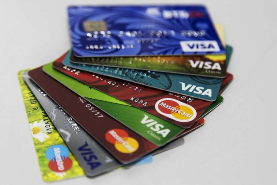 пластиковые карточки. 4 кредитных карт. банковская карточка. обложка карточки компании это. пластиковые карточки.