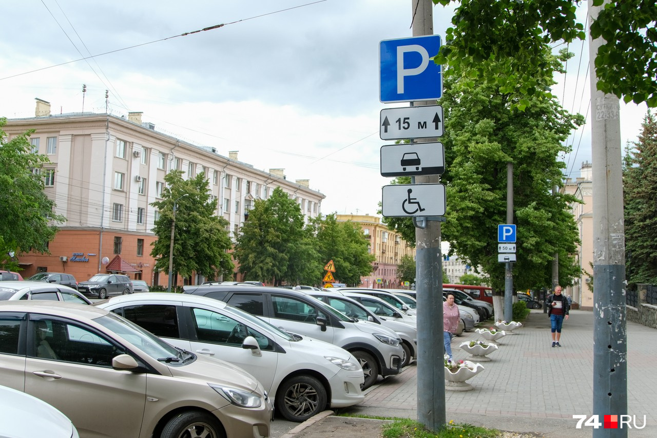 Особенно внимательным нужно быть в районе дорожной больницы: места перед входом теперь отведены для инвалидов (что логично), а остальным автомобилистам оставлен участок улицы, где стоять можно только параллельно краю проезжей части. За парковку елочкой — эвакуация Особенно внимательным нужно быть в районе дорожной больницы: места перед входом теперь отведены для инвалидов (что логично), а остальным автомобилистам оставлен участок улицы, где стоять можно только параллельно краю проезжей части. За парковку елочкой — эвакуация