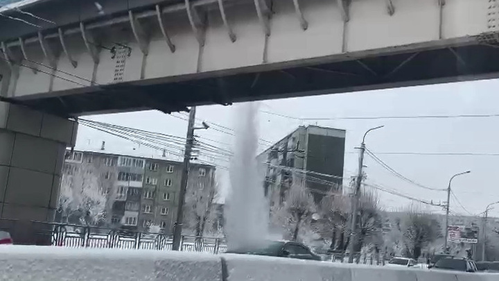 «Он мог и сам сойти»: автомобилисты сняли «снежный душ» с виадука на Партизана Железняка