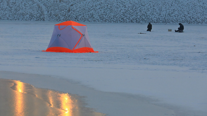 Рыбаки задохнулись в палатке во время зимней рыбалки на Красноярском море