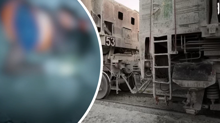 Появилось жуткое видео с уральского завода, где машиниста насмерть зажало между поездами
