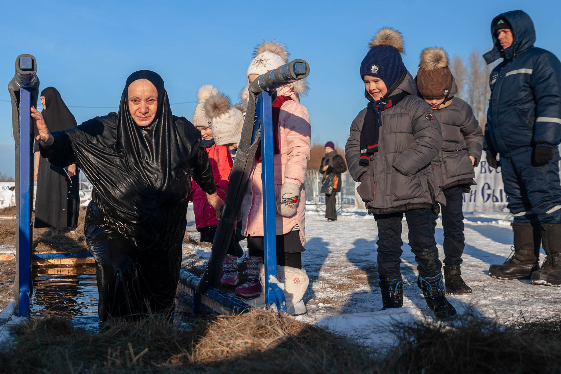После освящения тюменцы начали окунаться в прорубь После освящения тюменцы начали окунаться в прорубь