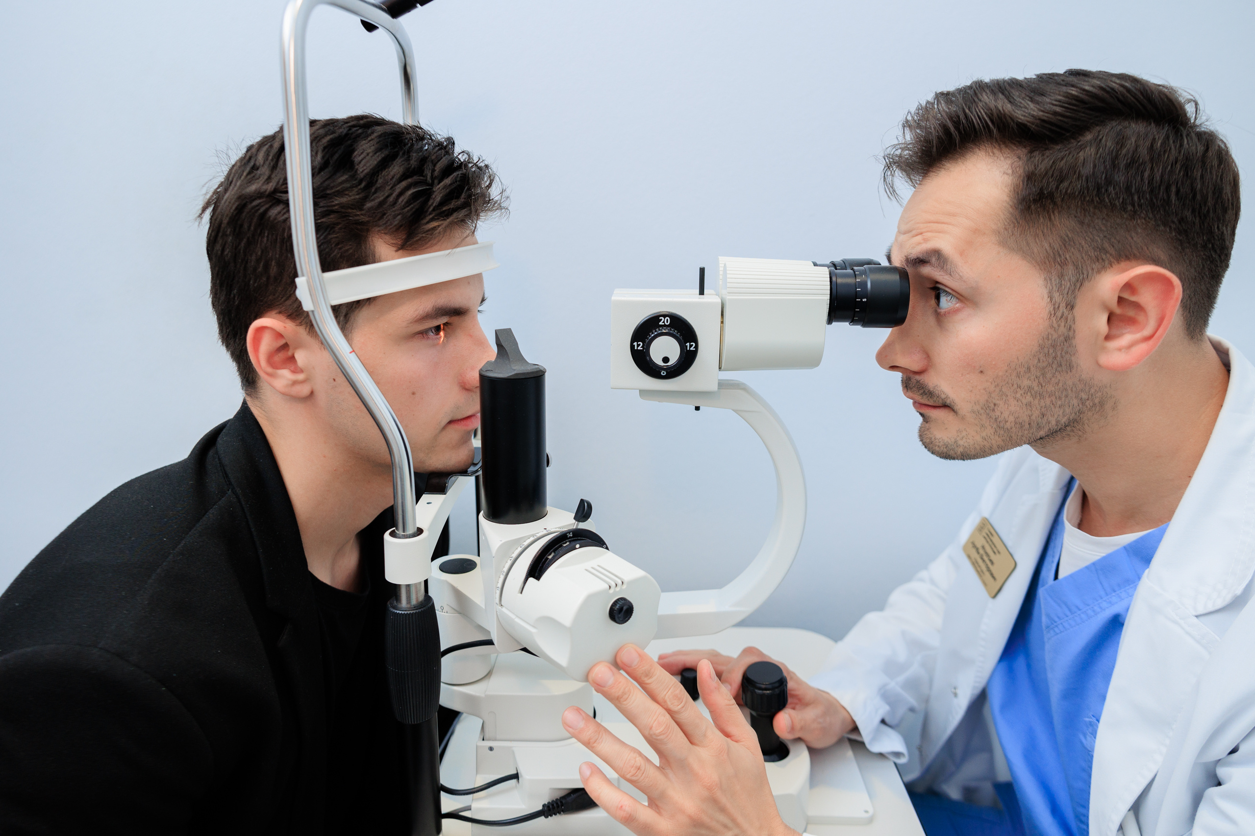 Клиника глаз игнатьева екатеринбург. Сломанный лазер. Очки для зрения модные. Офтальмолог лечение. Фотографии глазной клиники к+31.