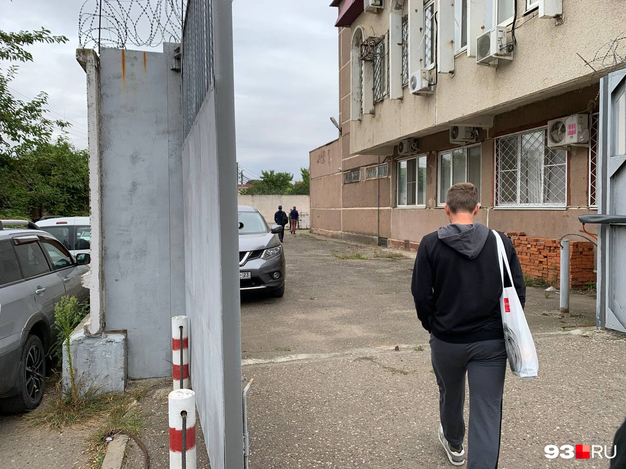 Снаружи к тому моменту оставались только женщины, люди в военной форме и полицейские Снаружи к тому моменту оставались только женщины, люди в военной форме и полицейские