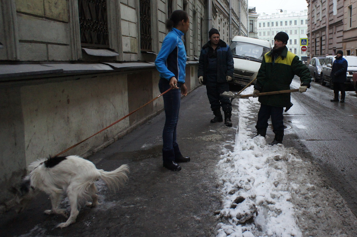 Петербург посмотрел на Москву и скорее откажется от песка, чем от соли, как  убирают улицы от снега декабрь 2022 г. - 8 декабря 2022 - ФОНТАНКА.ру