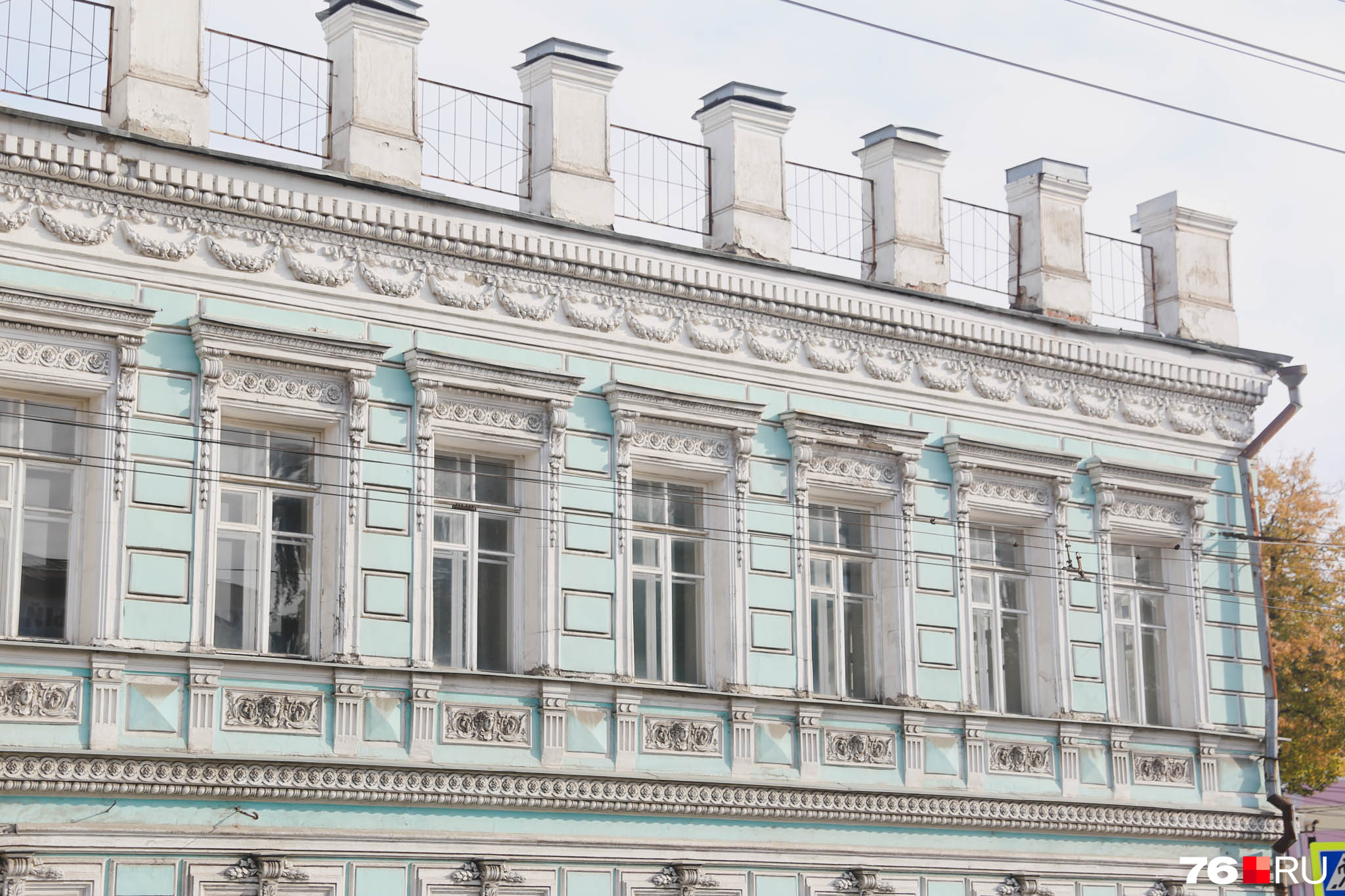 Здание долгое время стояло заброшенным. Недавно его <a href="https://76.ru/text/gorod/2022/09/08/71638997/" class="io-leave-page _" target="_blank">выкупили</a> и планируют восстановить. Внутри будут офисы, кафе и отель Здание долгое время стояло заброшенным. Недавно его <a href="https://76.ru/text/gorod/2022/09/08/71638997/" class="io-leave-page _" target="_blank">выкупили</a> и планируют восстановить. Внутри будут офисы, кафе и отель