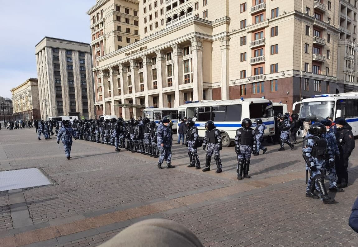 Офицеры полиции на Театральной площади