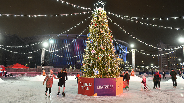У «Екатеринбург Арены» открыли огромный каток с ледяными скульптурами, елкой и фуд-кортом