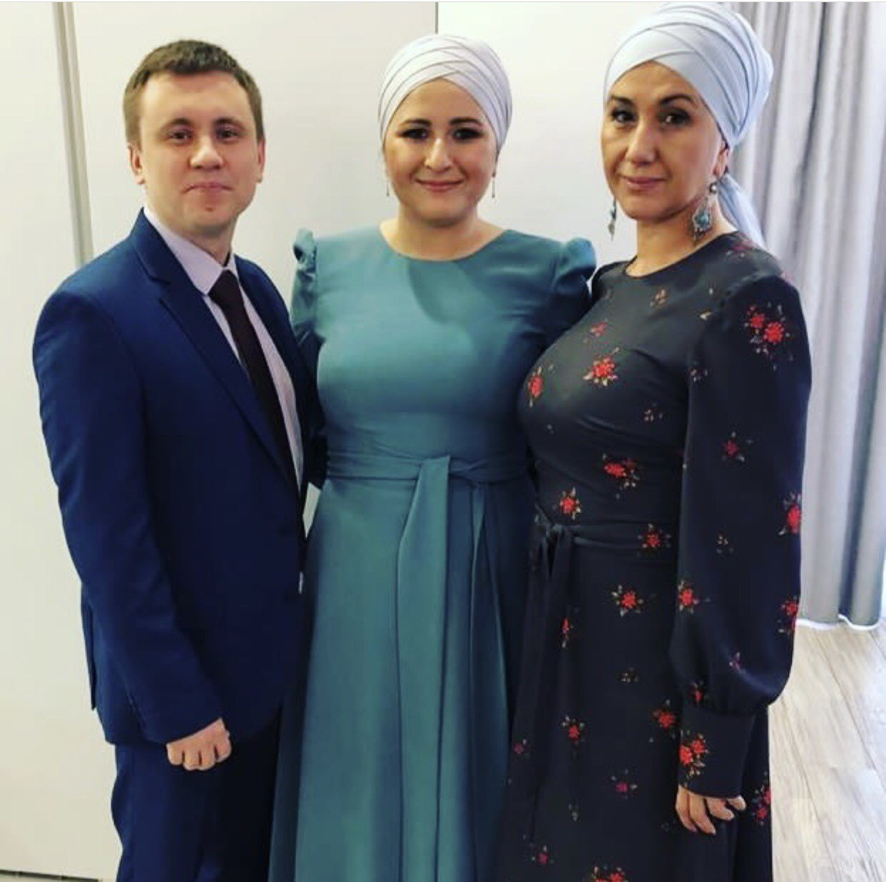 Министр с молодоженами на их никахе Министр с молодоженами на их никахе