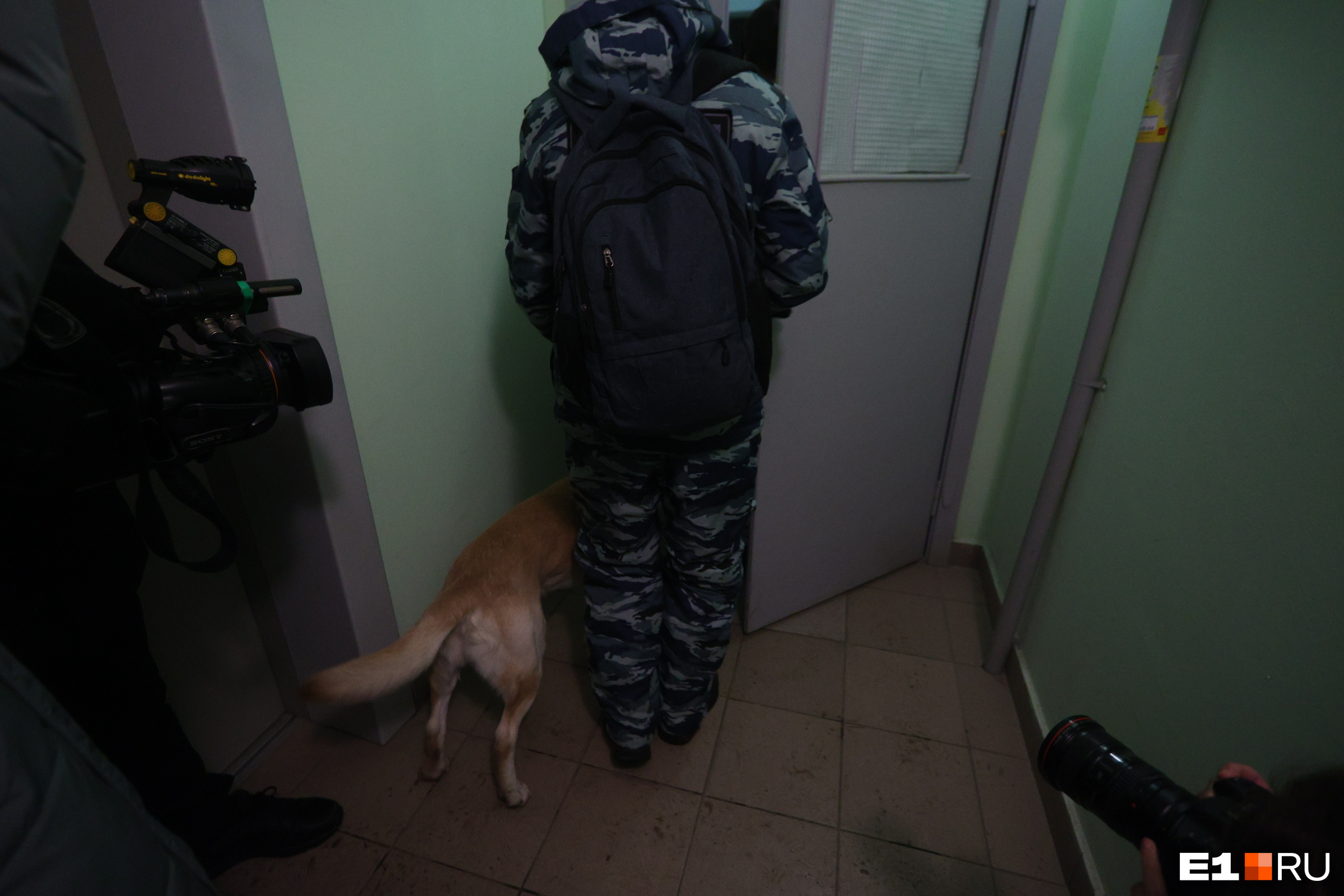 Дверь в подъезд открыли, чтобы запустить кинолога с собакой и мастера по замкам