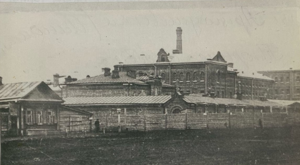 Городская тюрьма на улице Ильинской (сейчас — Арцыбушевской). Здание имеет форму креста, поэтому его <a href="https://63.ru/text/culture/2018/06/01/55360501/" class="_ io-leave-page" target="_blank">называли «Самарский крест»</a>. После 1932 года здание было передано под общежития вузов. Сейчас здесь расположен учебный корпус Самарского государственного медицинского университета Городская тюрьма на улице Ильинской (сейчас — Арцыбушевской). Здание имеет форму креста, поэтому его <a href="https://63.ru/text/culture/2018/06/01/55360501/" class="_ io-leave-page" target="_blank">называли «Самарский крест»</a>. После 1932 года здание было передано под общежития вузов. Сейчас здесь расположен учебный корпус Самарского государственного медицинского университета