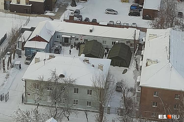 У военкомата в Екатеринбурге появились две огромные палатки. Зачем они нужны?