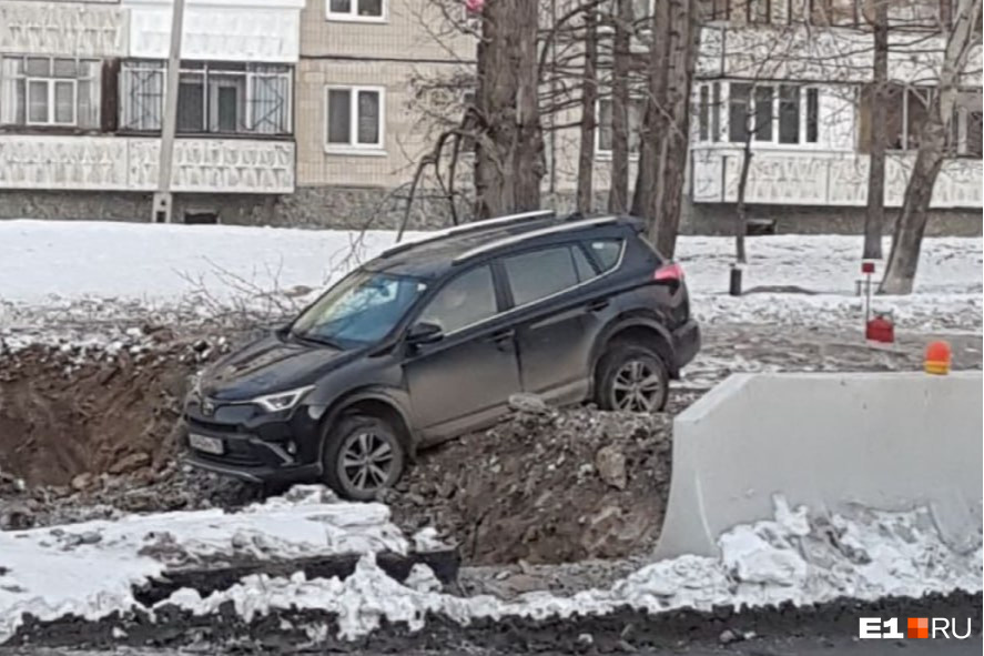 Не хотел стоять в пробке: в Екатеринбурге водитель проехал по перекопанной улице и повис «на пузе»