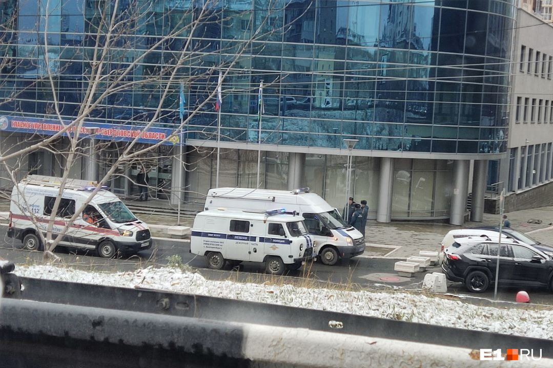 К зданию МЧС в центре Екатеринбурга стянули силовиков и саперов