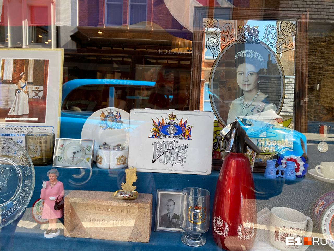 А вот так выглядели витрины лондонских магазинов в дни празднования платинового юбилея королевы