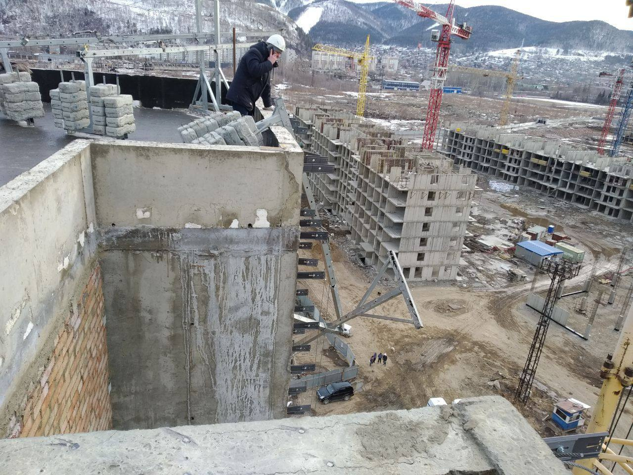 Рабочие сорвались с <nobr class="_">10-го</nobr> этажа Рабочие сорвались с <nobr class="_">10-го</nobr> этажа