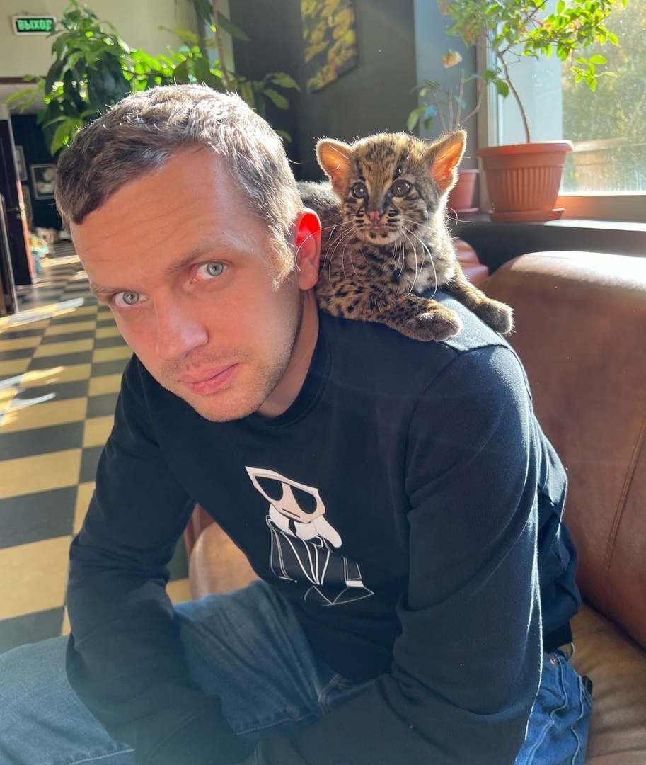 Котенок на фото вместе с директором зоопарка Андреем Шило